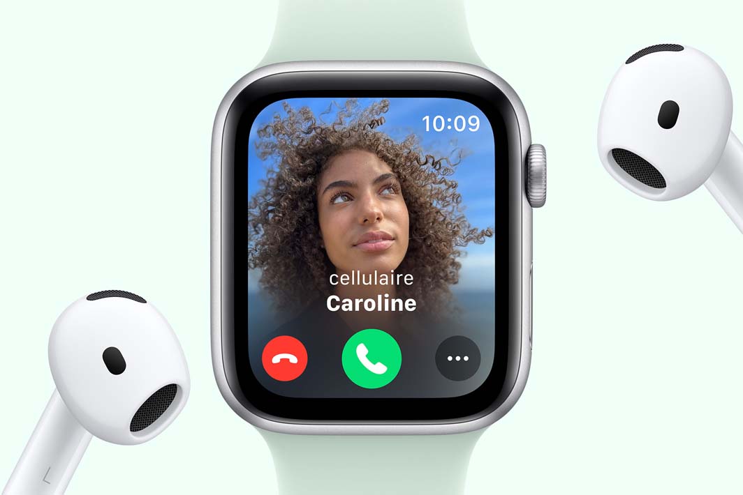 ? Une Apple Watch SE affichant un appel entrant, à c?té d’une paire d’AirPods ?