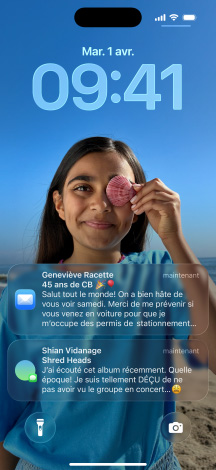 Cinq modèles d’iPhone qui se chevauchent légèrement, l’écran le plus à gauche affiche une conversation avec un arrière-plan dans Messages, le second depuis la gauche affiche l’écran d’accueil avec des ic?nes d’apps colorées, le modèle du centre affiche l’écran verrouillé avec une photo, les chiffres de l’heure en Liquid Glass, deux notifications s’affichent au bas de l’écran, le deuxième modèle depuis la droite affiche les ic?nes d’apps transparentes en Liquid Glass, le modèle le plus à droite affiche un lecteur de musique en Liquid Glass
