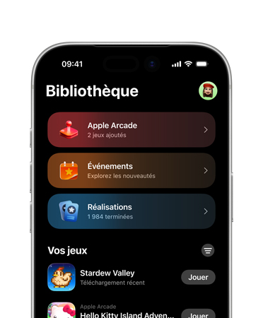 iPhone, moitié supérieure de l’écran montrant l’app Jeux, incluant l’onglet de la bibliothèque, Apple Arcade, événements, Réalisations et la section Tous les jeux