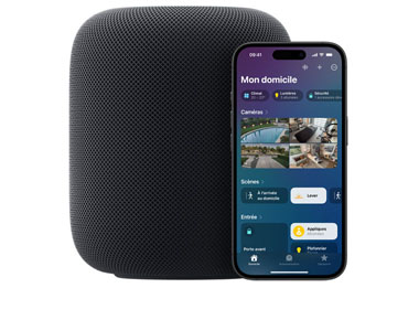 Un HomePod minuit placé à c?té d’un iPhone montrant la vue Mon domicile de l’app Domicile.