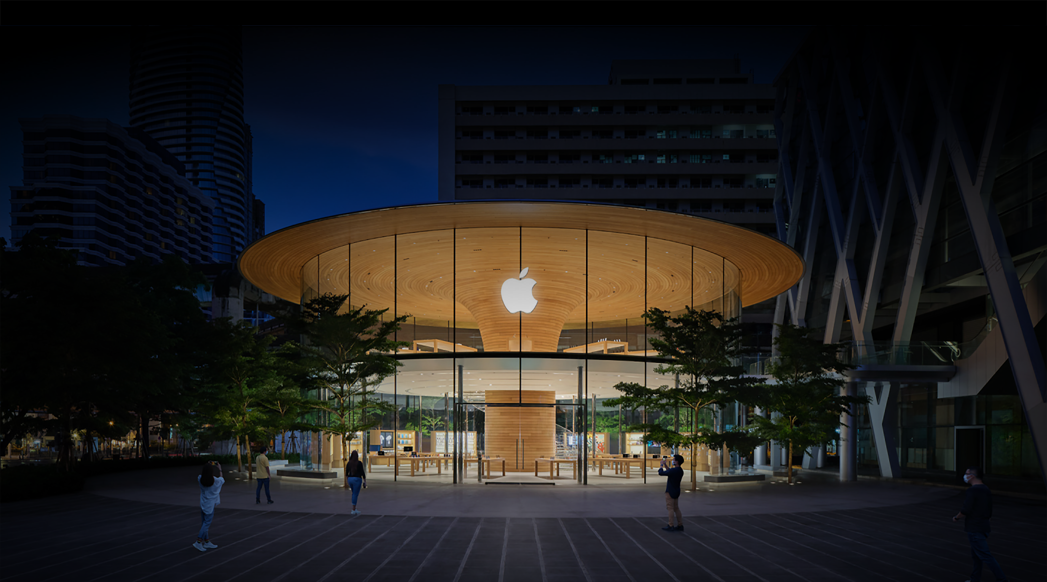 Aussenansicht eines Apple?Stores bei Nacht