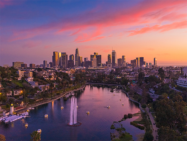 鳥瞰洛杉磯的摩天大樓景觀，前景是公園和湖泊。