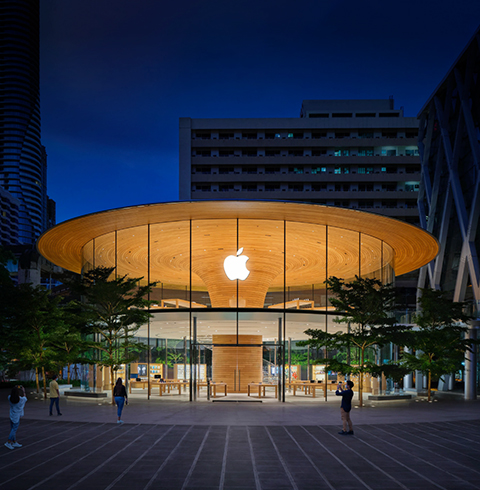 入夜後 Apple Store 的外觀。