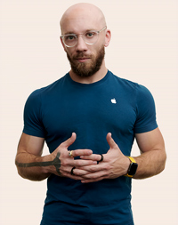 Membre de l’équipe Apple?Retail avec les doigts entrecroisés