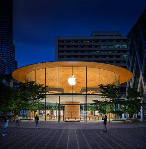 入夜後 Apple Store 的外觀。
