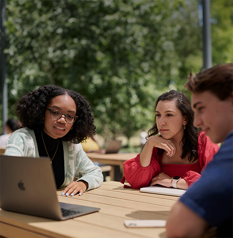 Ma?a grupa sta?ystów Apple podczas wspólnej pracy w?Caffè Macs.