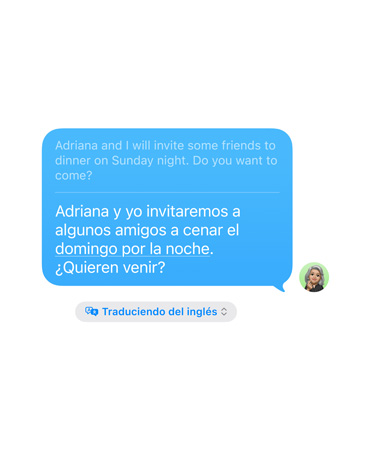 Traducción en Vivo en Mensajes, con el mensaje “Adriana y yo invitaremos a algunos amigos a cenar el domingo por la noche. ?Quieren venir?” traducido automáticamente del inglés.