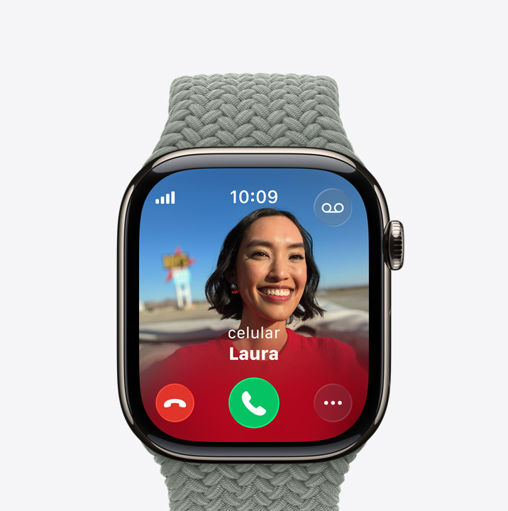 Apple Watch Series 11, caja de titanio, color natural, llamada entrante, foto de contacto, botones para aceptar o rechazar la llamada, parte lateral derecha, Digital Crown, correa uniloop trenzada, color bosque