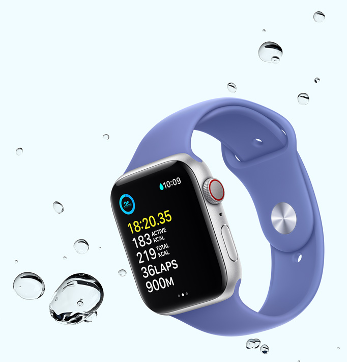 Apple Watch SE se zobrazenym plaveckym cvi?ením. Kolem hodinek jsou kapky vody.