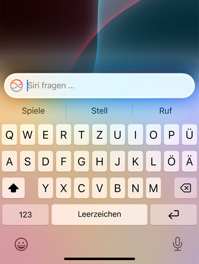 Ein Eingabefeld oben in der Tastatur des iPhone mit dem Text ?Siri fragen“