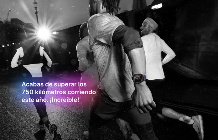 Foto en blanco y negro de personas saliendo a correr, el texto sobre la foto dice que acabas de superar la cifra de 750 kilómetros corriendo este a?o ?Increíble!