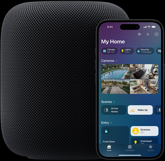 En iPhone – med hemsk?rmen f?r Hem-appen – ?r placerad lite framf?r en HomePod-h?gtalare
