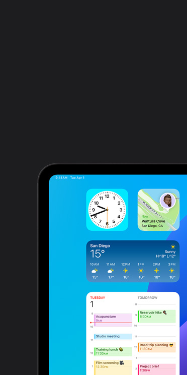 iPad Pro 螢?zāi)簧险故九园坠δ?，畫面中有個天氣 app 的小工具，音訊輸出的內(nèi)容為「Weather, San Diego, 15 degrees」