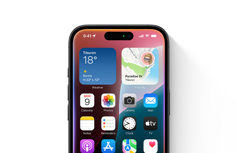 iPhone 上顯示主畫面，螢?zāi)凰闹苓吘壈蛋蛋l(fā)亮。