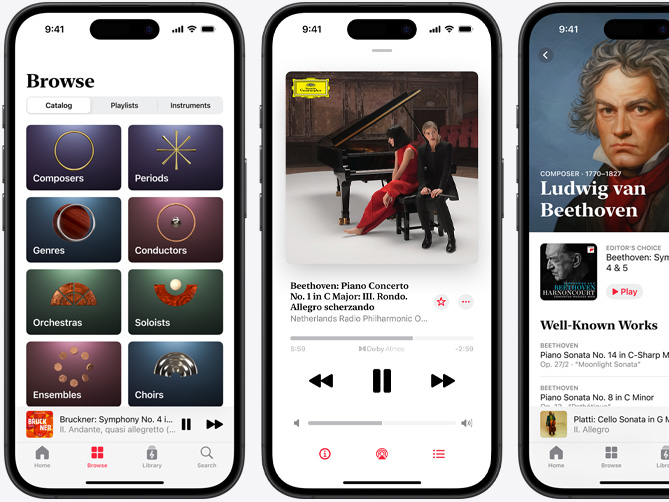 左邊的 iPhone 展示 Apple Music 古典樂(lè) app 的「瀏覽」分頁(yè)，其中已選取「目錄」分頁(yè)，顯示作曲家、時(shí)期、類型、指揮家、管弦樂(lè)團(tuán)、獨(dú)奏/獨(dú)唱、合奏團(tuán)，以及合唱團(tuán)目錄；中間的 iPhone 顯示以杜比全景聲播放 Beethoven 的《Piano Concerto No. 1 in C Major, Op. 15: III. Rondo. Allegro scherzando》；右邊的 iPhone 顯示 Ludwig van Beethoven 的作曲家頁(yè)面