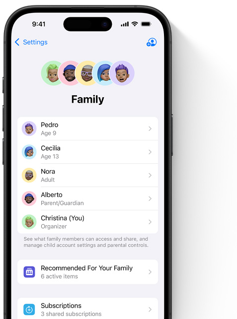 iPhone 螢?zāi)伙@示「家庭」頁面的「設(shè)定」，代表每位家庭成員的 Memoji 排列在頂部，每個(gè)圖像均以色彩繽紛的圓形作背景。同樣的各個(gè) Memoji 在下方列出，顯示「家人共享」群組的所有成員