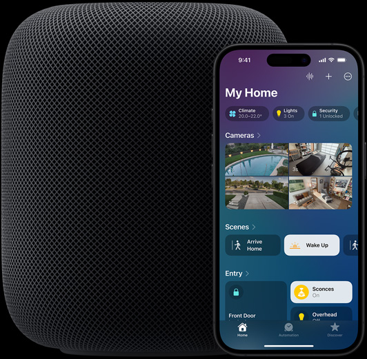 一部 iPhone 放在一部 HomePod 揚(yáng)聲器前少少的位置，螢?zāi)簧巷@示家居 app 的主畫(huà)面