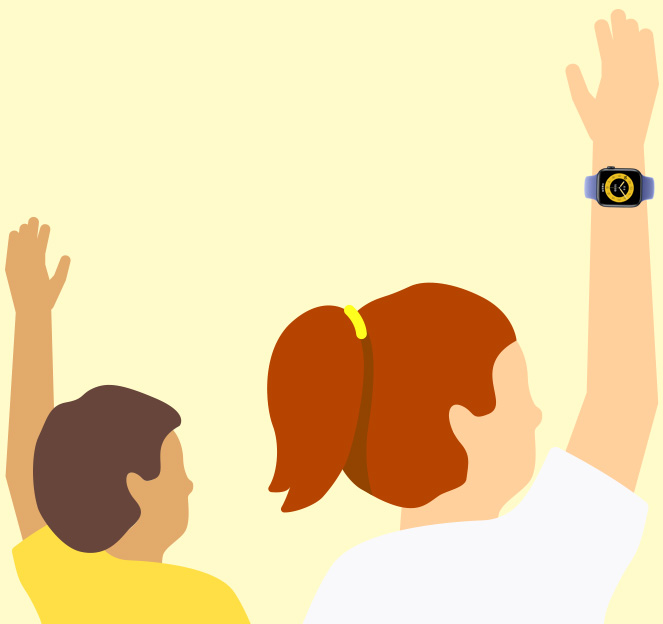 教室で手を挙げている子どもたち。Apple Watchを著けている