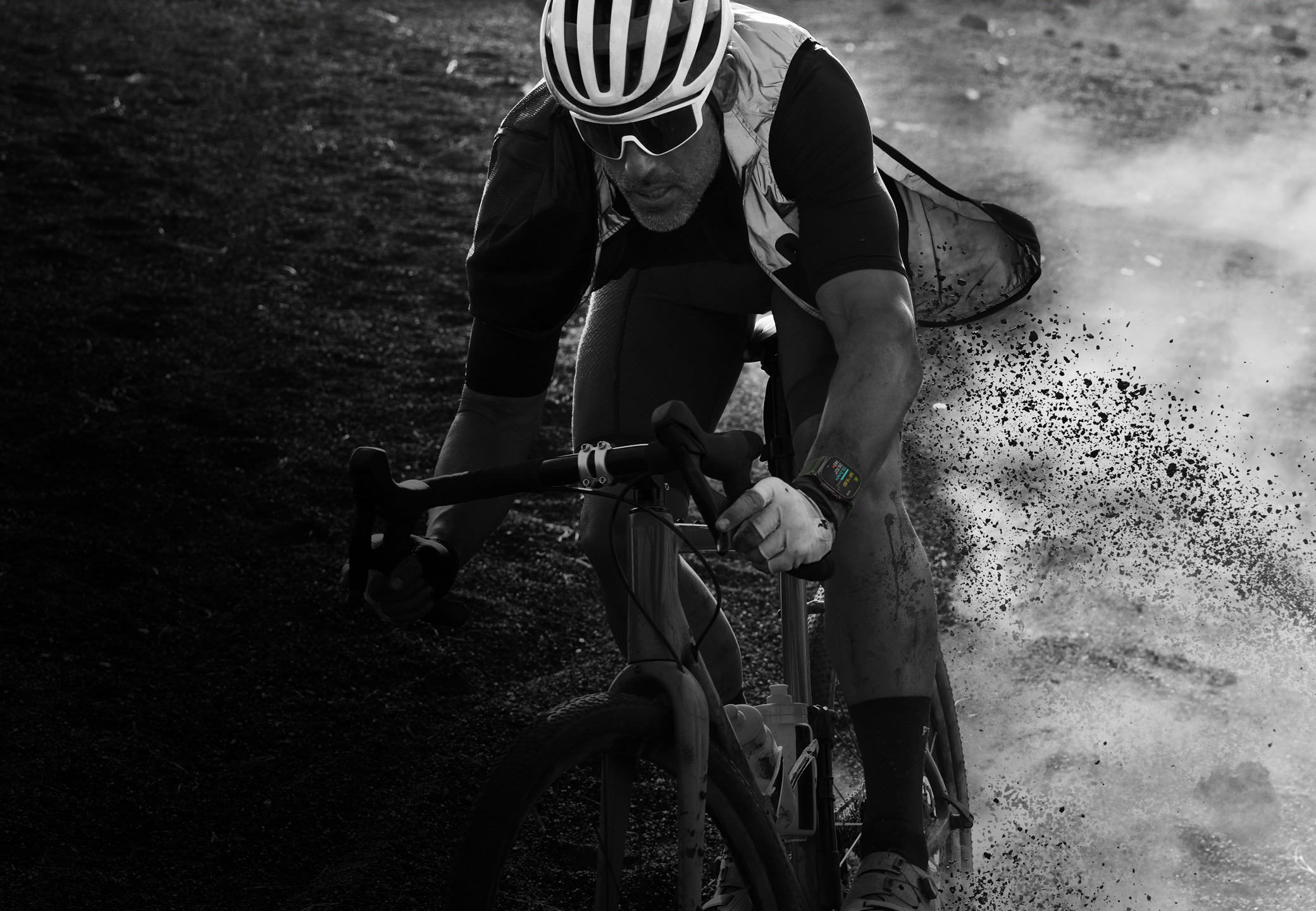 Apple Watch Ultra 2を裝著している人物が、巖だらけの山道を自転車で下っている