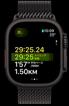 マルチスポーツ機能の一環(huán)として、スイミングの時間、ペース、距離を表示しているApple Watch Ultra 2
