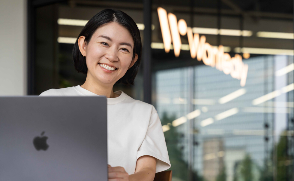 創(chuàng)業(yè)者兼CEOの仲暁子氏は、社員の働きやすさや使いやすさを考え、Macを選んでいます。