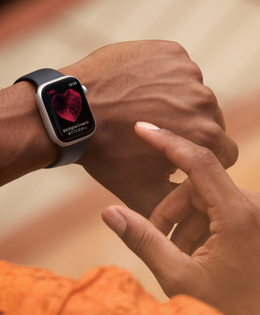 45mmのApple Watch Series 9、斜め橫から見(jiàn)た図、ディスプレイに「心電図」「開(kāi)始」と表示されている