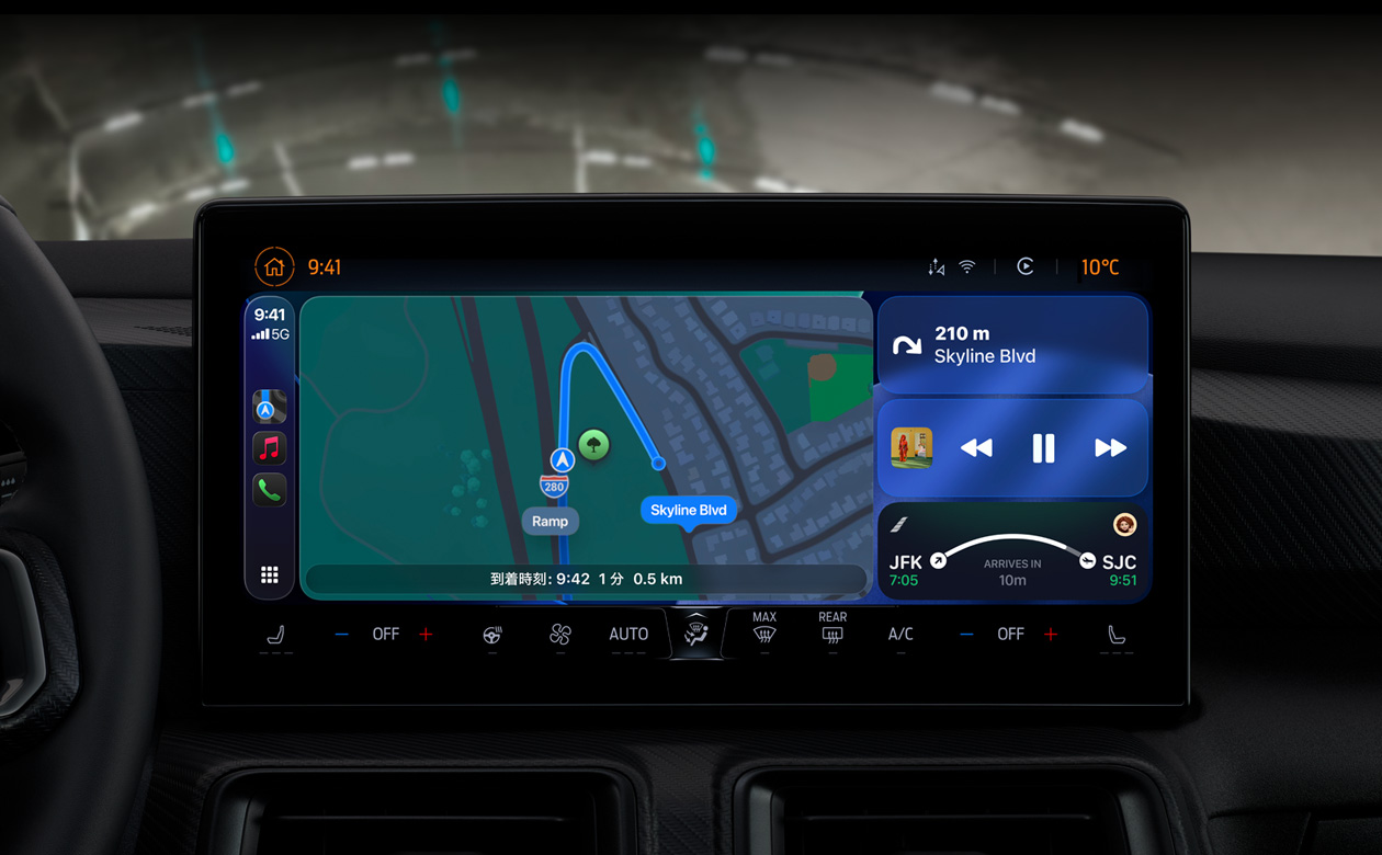 車內(nèi)のCarPlayに、マップの道順、Apple Music、フライト情報(bào)、ウィジェットが表示されている
