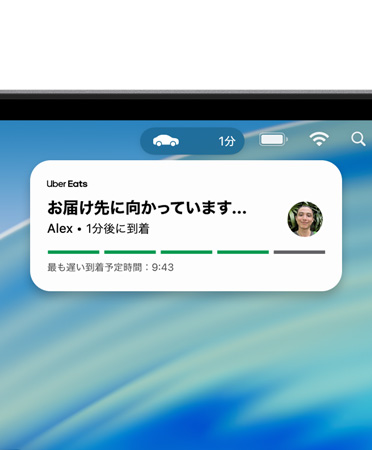 Macデバイスの畫面上部に、Uber Eatsのライブアクティビティが展開されたメニューバーが表示されている