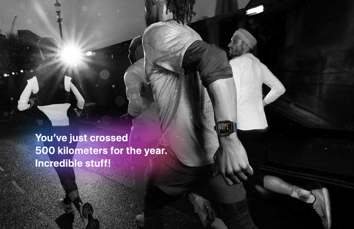 ジョギングをしている人々のモノクロ寫真。その上に「You've just crossed 500 kilometers for the year. Incredible stuff!」というテキストが表示されている 