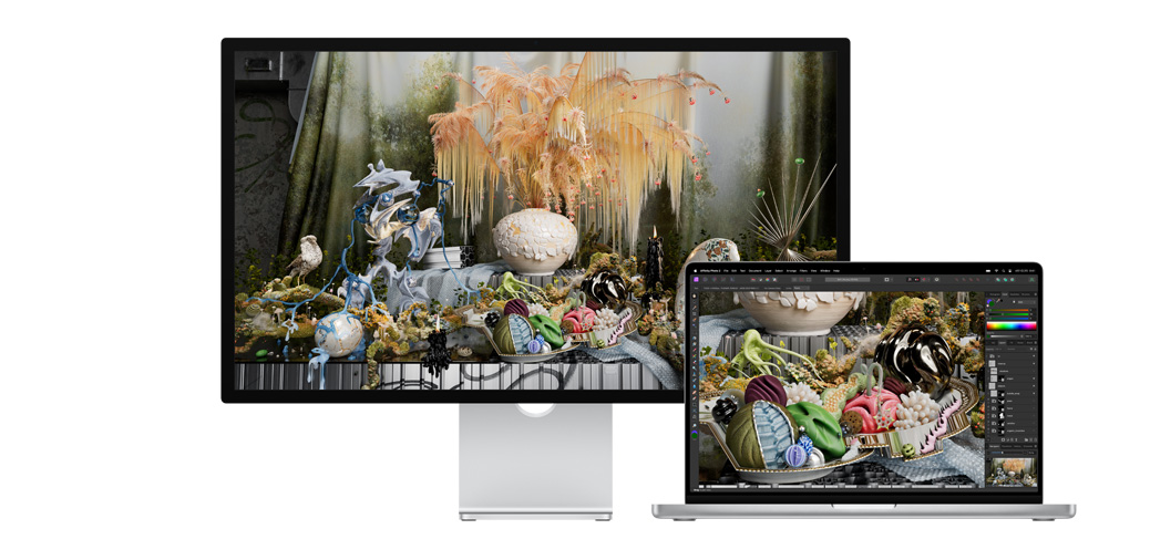 Studio Displayとその橫に置かれた14インチMacBook Proが、Affinity Photoのプロジェクトを表示している。