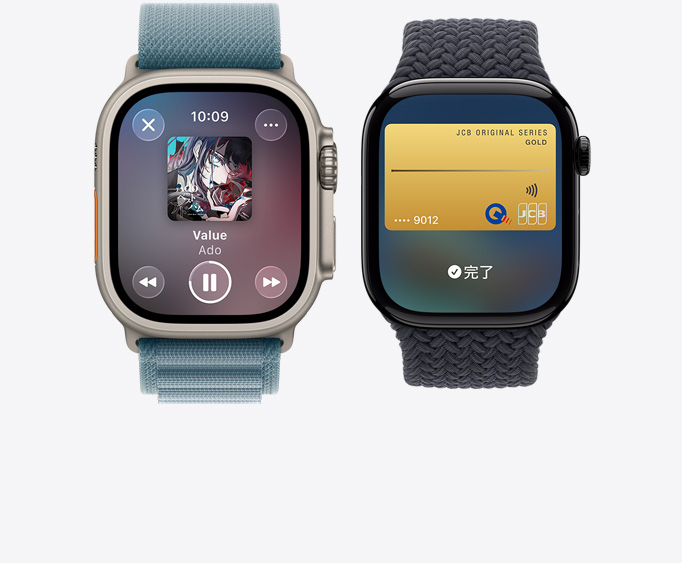 ナチュラルチタニウムケースのApple Watch Ultra 3。Apple Musicアプリ、再生中の畫面が表示されている。鏡面仕上げのジェットブラックアルミニウムケースのApple Watch Series 11。Apple Payの畫面、JCB Cardが表示されている