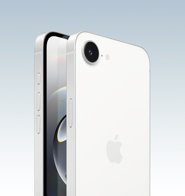 iPhone 16e blanco, con parte de la pantalla visible y vista lateral que permite ver el Botón de Acción, el botón de volumen y el botón lateral. Parte posterior con sistema de cámara dos en uno en la esquina superior izquierda.