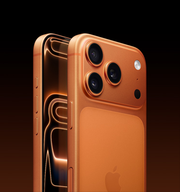 iPhone 17 Pro en acabado naranja cósmico con parte de la pantalla visible y vista lateral que permite ver el Botón de Acción, el botón de volumen y el botón lateral. Parte posterior con el sistema de cámaras Pro en la esquina superior izquierda.