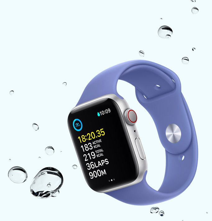 ?Apple?Watch SE“, kuriame rodomas plaukimo treniruot?s ekranas su vandens la?eliais ?alia ?renginio
