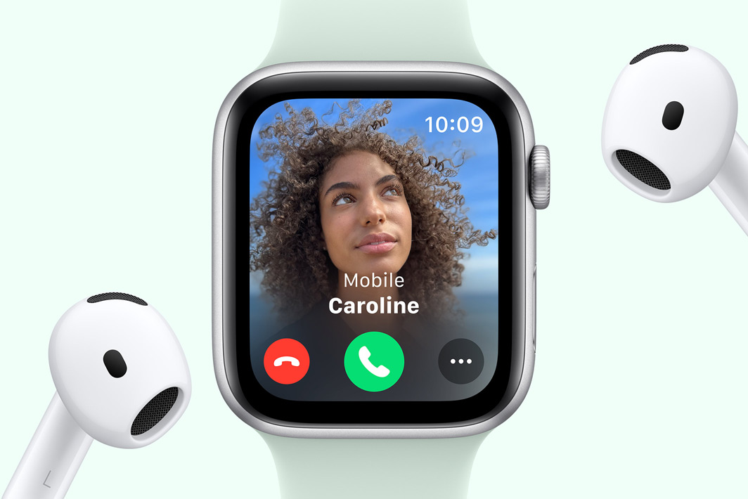 Apple Watch SE affichant un appel entrant, à c?té d’une paire d’AirPods