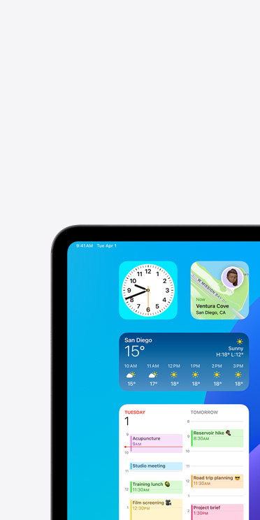 iPad Pro 螢?zāi)簧险故九园坠δ?，畫面中有個天氣 app 的小工具，音訊輸出的內(nèi)容為「Weather, San Diego, 15 degrees」