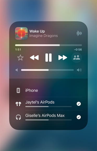 螢?zāi)唤貓D展示兩對不同的 AirPods 播放 Apple Music 上同一首歌。