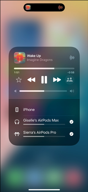 裝有 AirPods Pro 的充電盒旁邊有一部 iPhone，iPhone 連接了兩組 AirPods，每組都有獨立的音量控制。