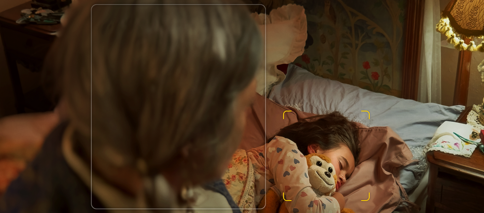 Imagen de la abuela acostando a su nieta