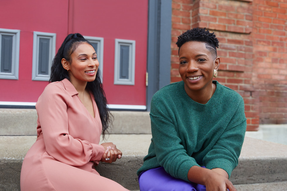 Dr. Tytianna Ringstaff dan mahasiswi Kristen Gray di Simmons College of Kentucky.