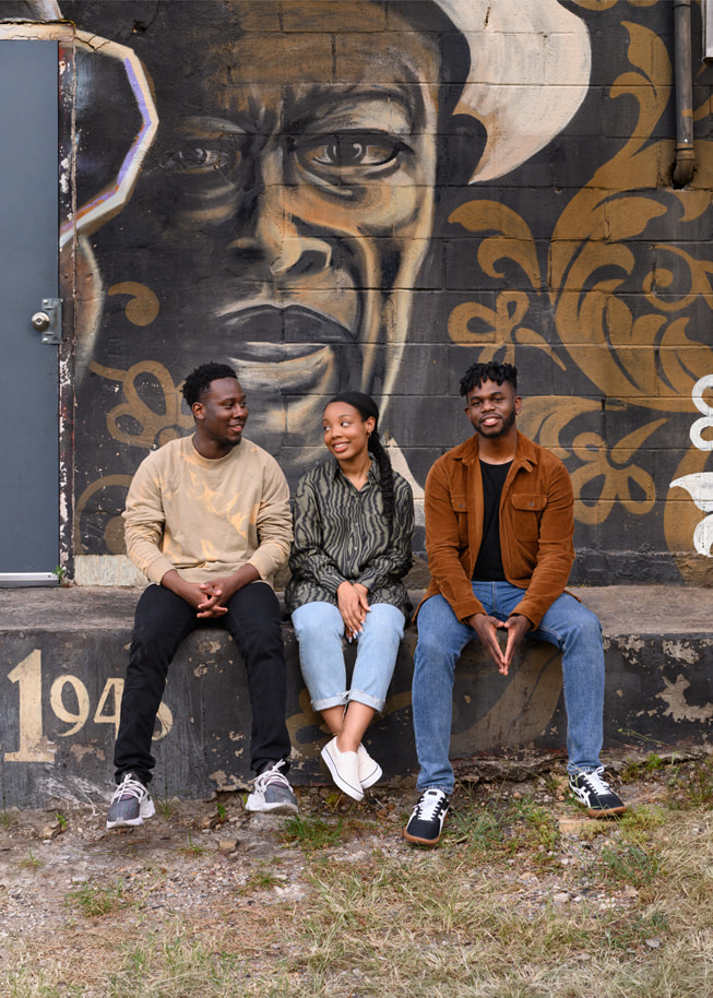 Peserta Apple Entrepreneur Camp Harold Lomotey, Ashley McKoy, dan Ositanachi Otugo di depan mural di Austin, Texas.