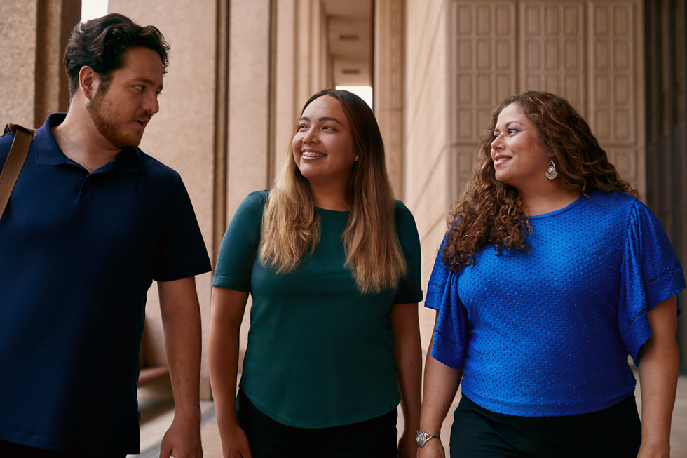 Shayan Moshtael, Lizett Evangelista, dan Dr. Amanda Quintero ditampilkan di Global HSI Equity Innovation Hub di California State University, Northridge.