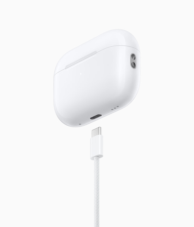 AirPods Pro (generasi ke-2) terbaru ditampilkan dengan casing pengisian daya dan kabel pengisi daya USB-C.