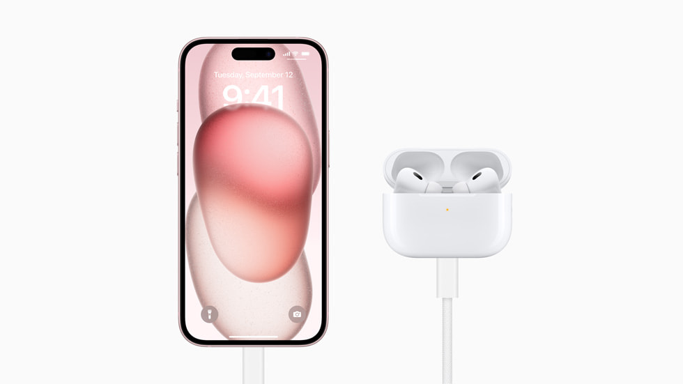 iPhone 15 Pro ditampilkan di samping AirPods Pro (generasi ke-2) baru dengan Casing Pengisian Daya MagSafe (USB-C).