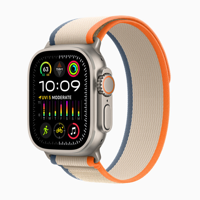 Apple Watch Ultra 2 ditampilkan dengan Loop Trail berwarna biru, krem, dan oranye.