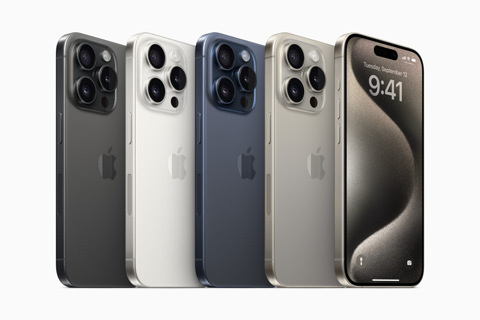 iPhone 15 Pro dalam warna titanium hitam, titanium putih, titanium biru, dan titanium alami.