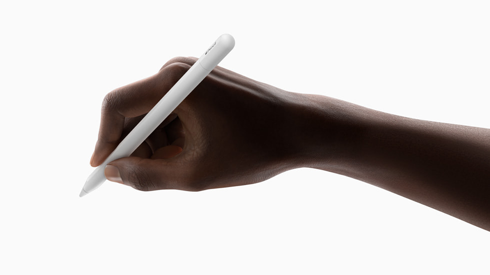 Apple Pencil (USB-C) 展示於白色背景上。