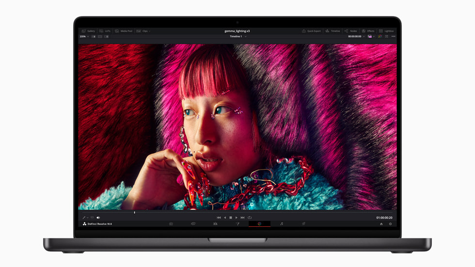 Seseorang berambut merah muda ditampilkan di layar MacBook Pro baru dalam alur kerja pengeditan video.