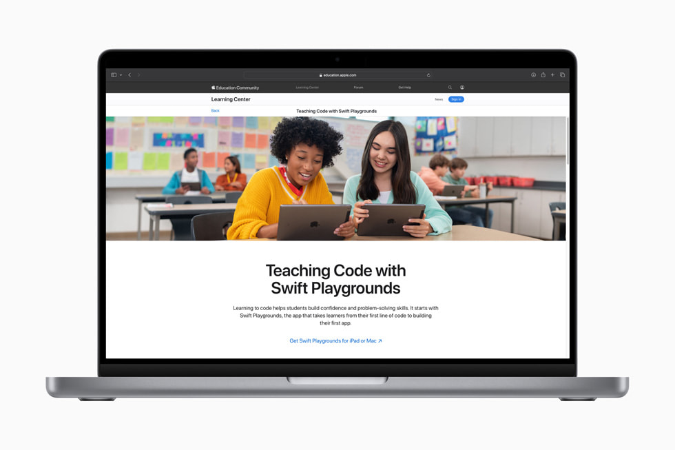Mengajar Coding dengan Swift Playgrounds ditampilkan di MacBook.