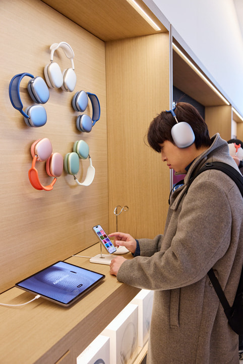 Un cliente prueba la línea de los AirPods Max.